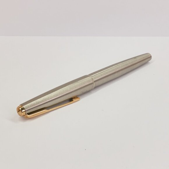Parker 61 Flighter GT / Fountain Pen / Stainless Steel Body / Gold Trim - Picture 11 of 15